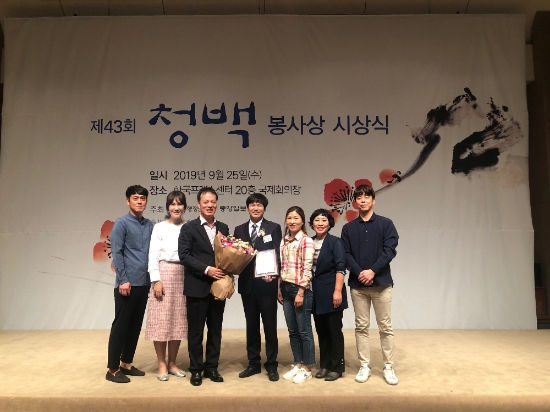 청백봉사상 본상을 수상한 이준성 주무관(가운데)/사진=영광군