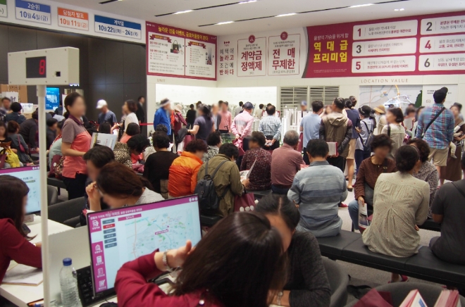 율량 금호어울림 센트로’ 견본주택을 찾은 방문객 모습.