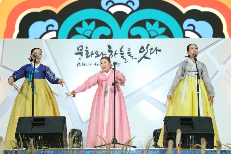 사진=인천공항 제1여객터미널에서 펼쳐진 전통, 문화를 말하다 공연에서 국가무형문화재 제5호(판소리) 보유자 신영희 선생과 제자들이 열창하고 있다