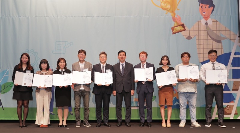 2019 멘토링 우수사례 공모전에서 김충환 보건복지부 사회서비스정책과장(오른쪽 다섯 번째)이 복지부 장관상을 전수한 후 수상자들과 함께 기념촬영을 하고 있다.(사진제공=한국사회복지협의회)