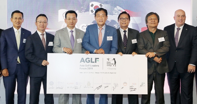 하나금융그룹은 30일 서울 중구 소공동 소재 플라자호텔에서 김정태 하나금융그룹 회장을 중심으로 아시아 골프협회장들이 자리를 함께하는 ‘아시아 골프 리더스 포럼(Asia Golf Leaders Forum)을 개최했다. 김정태 하나금융그룹 회장(사진 왼쪽에서 네 번째), 지성규 KEB하나은행장(사진 왼쪽에서 첫번째)이 참석 내외빈과 함께 기념촬영을 하고 있다. (사진 왼쪽부터) 지성규 KEB하나은행장, 왕정송 대만골프협회장, 김상열 KLPGA 회장 , 김정태 하나금융그룹 회장, 허광수 대한골프협회장, 박은관 시몬느 회장, 도미닉 월 R&A아시아태평양 디렉터 (Dominic Wall, R&A Director-Asia Pacific)