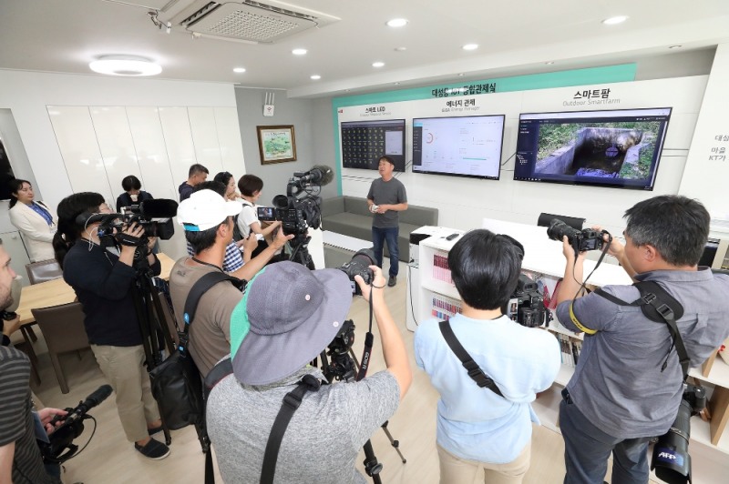 KT, 외신 기자단 초청 대성동 DMZ 'KT 5G 빌리지' 방문