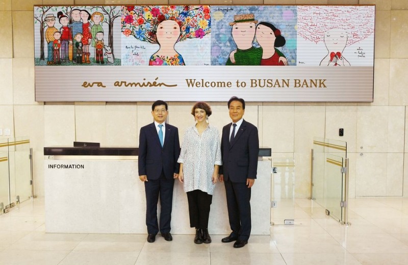 BNK부산은행(은행장 빈대인)은 30일 오전, 부산은행 본점에서 세계적 화가 에바 알머슨(Eva Armisen)과 아트마케팅 협약을 했다.(사진 오른쪽부터 BNK금융그룹 김지완 회장, 에바 알머슨, 부산은행 빈대인 은행장)