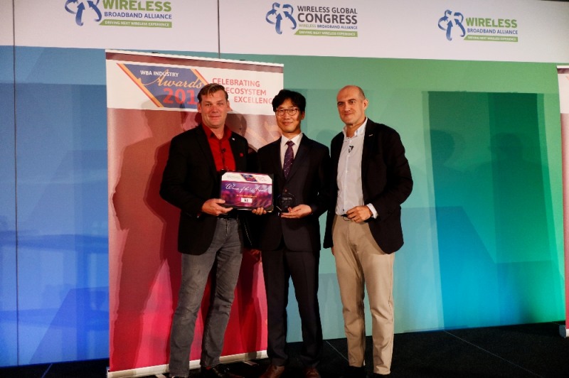 독일 프랑크푸르트에서 개최된 ‘WBA Industry Awards 2019’에서 KT Device본부 온남석 상무(중앙)가 '최고 와이파이 네트워크 통신사 상'을 수상한 후 시상자인 WBA CEO 티아고 로드리게스(Tiago Rodrigues, 오른쪽)와 WBA 의장 데렉 피터슨 (Derek Peterson, 왼쪽)과 기념 촬영을 하고 있다./KT 제공