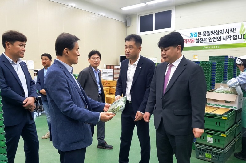 GS THE FRESH 김용원대표(왼쪽에서 두번째)와 MD들이 밀양시 산지를 방문해 이야기를 나누고 있다.