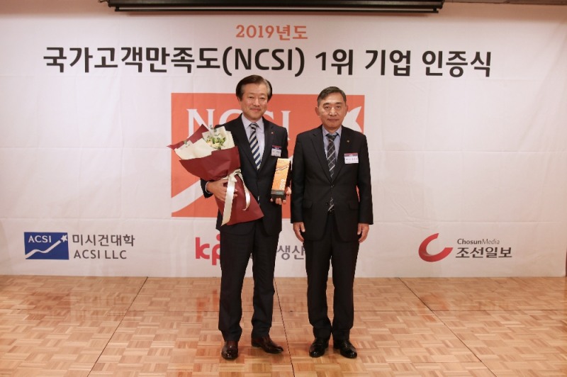 롯데칠성음료가 1일 소공동 롯데호텔에서 열린 ‘2019 NCSI(국가고객만족도) 1위 기업 시상식’에서 7년 연속 음료 부문 단독 1위 기업에 선정되어 인증패를 받았다. 좌측_롯데칠성음료 이영구 대표이사/롯데칠성음료 제공