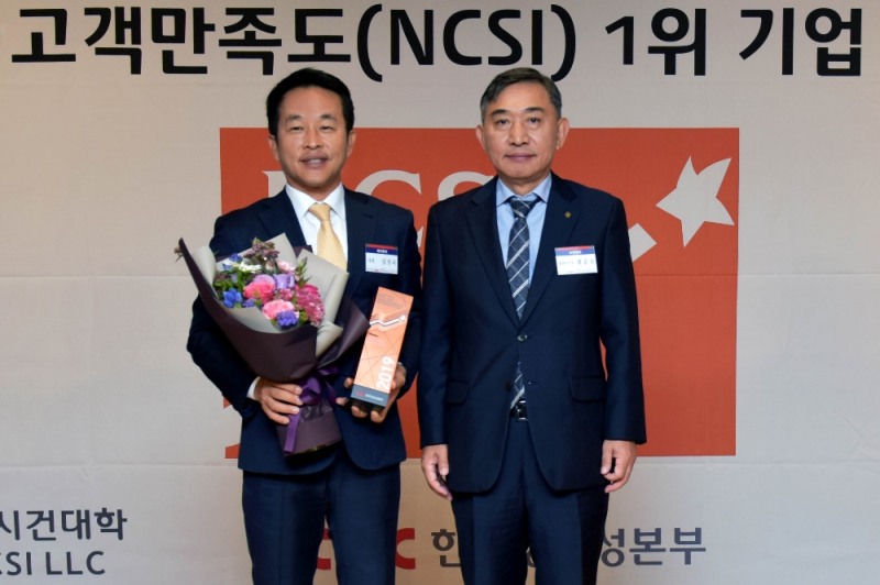 하나투어김진국 대표이사(사진 왼쪽)가 2019 NCSI 여행사 서비스업 부문 1위 수상 후 기념촬영에임하고 있다.