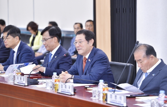 이용섭 광주광역시장(공동위원장)이 1일 오후 나주 빛가람혁신도시 한전KDN 회의장에서 열린 '제1차 광주·전남 공동혁신도시 발전위원회 회의'에 참석해 회의를 주재하고 있다./사진=광주광역시