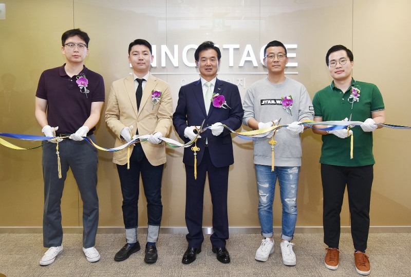 1일 교보생명 광화문 본사에서 열린 오픈이노베이션 이노스테이지 '코워킹스페이스' 개소식에서 윤열현 교보생명 사장(가운데)이 에이치파트너스2019 한상훈 대표(왼쪽 첫번째), 더뉴그레이 권정현 대표(왼쪽 두번째), 위허들링 배상기 대표(오른쪽 두번째), 퓨처플레이 이원규 파트너와 테이프 커팅을 하고 있다.