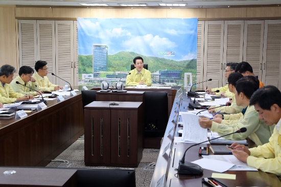 김영록 전남도지사가 3일 오전 제18호 태풍 ‘미탁’ 피해상황 대책회의를 주재하고, 실국장과 관계공무원에게 피해상황 파악과 복구에 최선을 다하라고 지시했다./사진=전라남도