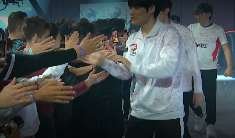 팬들과 하이파이브를 나누고 있는 홍콩 애티튜드의 정글러 '크래시' 이동우(사진=생중계 화면 캡처).