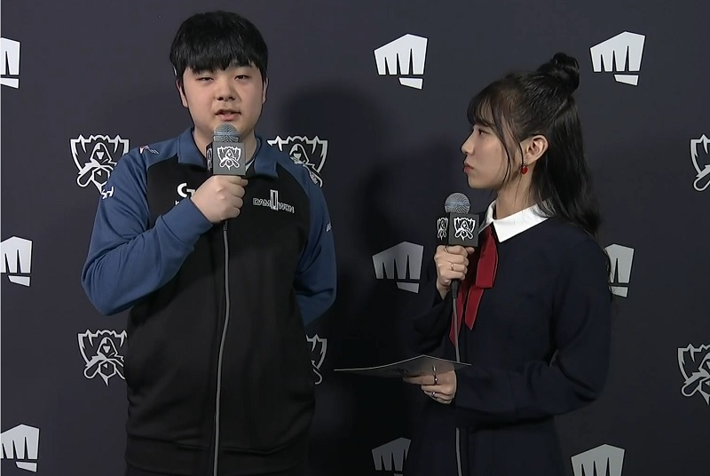 방송 인터뷰에 임하고 있는 담원 게이밍의 정글러 '캐니언' 김건부(왼쪽, 사진=생중계 화면 캡처).