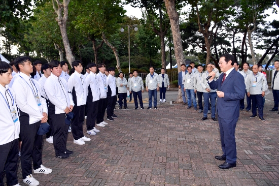 이용섭 광주광역시장이 4일 오후 서울 잠실종합운동장에서 열린 '제100회 전국체육대회 개회식'에 참석해 광주시 선수단을 격려하고 있다./사진=광주광역시