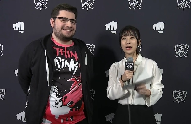 방송 인터뷰에 임하고 있는 유니콘스 오브 러브의 서포터 'Edward' 에드아르두 아브가랸(왼쪽, 사진=생중계 화면 캡처).