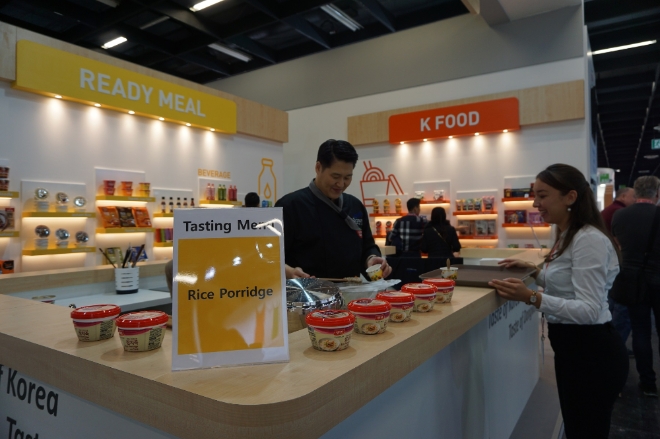 양반죽 시식행사가 진행되고 있는 미니키친의 모습