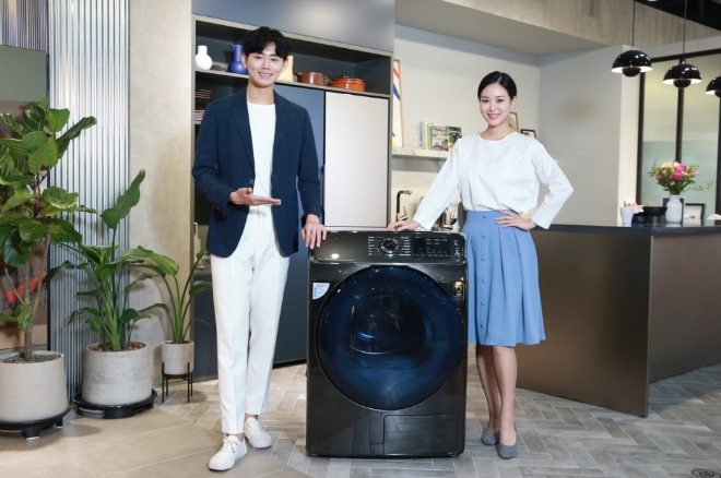 삼성전자 모델이 삼성 디지털프라자 강남본점에서 건조기를 소개하고 있다 / 사진 제공 = 삼성전자