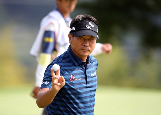 1번홀 파세이브 성공후 갤러리에게 인사하는 최경주. 사진=KPGA 제공