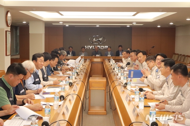 (사진=현대자동차 제공) 현대자동차 노사가 지난 4일 울산공장 아반떼룸에서 고용안정위원회 본회의를 열고, 외부 자문위원회의 활동 내용과 미래 고용문제와 관련한 제언을 청취하고 있다. 2019.10.06.