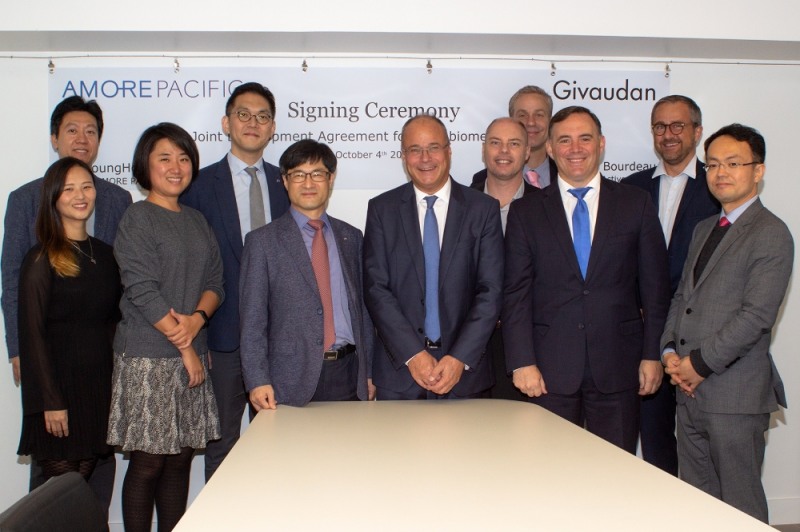 '피부 미생물 공동연구 프로젝트 협약식'에 참가한 아모레퍼시픽 박영호 기술연구원장(사진 앞줄 왼쪽에서 세 번째), 지보단 액티브 뷰티 로랑 부르도(Laurent Bourdeau) 대표(사진 앞줄 왼쪽에서 네 번째)