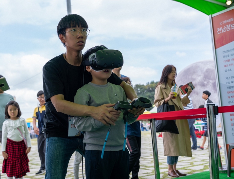 '목포항구축제'에 마련된 체감형 게임존에서 VR게임을 체험하고 있는 어린이.