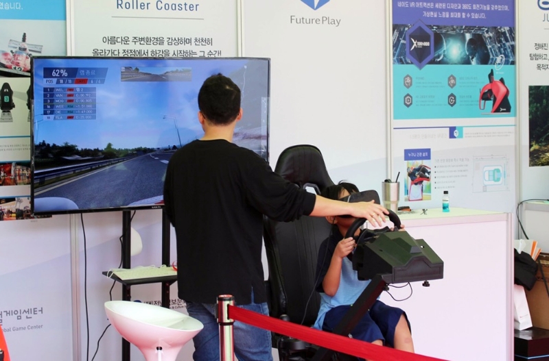 '순천푸드앤아트페스티벌' 체감형 게임존에서 VR 레이싱게임을 즐기고 있는 어린이.