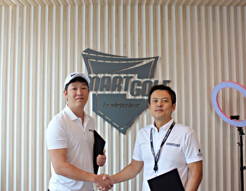 사진=존슨썬팅 한국총판 대표이사 박대성(좌), 스마트골프 대표이사 박지형(우)