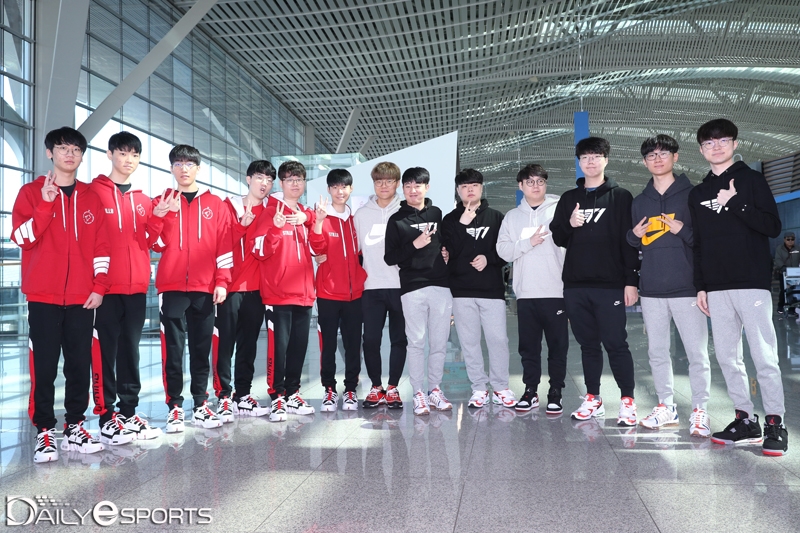 롤드컵에 출전하기 위해 인천 국제공항에 모인 그리핀(왼쪽)과 SK텔레콤 T1.