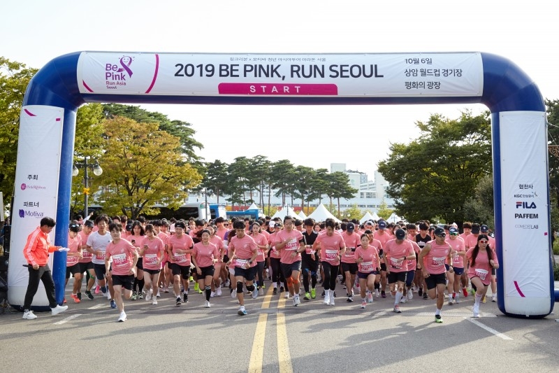 젊은 러너들이 참여한 핑크리본 ‘2019 비 핑크, 런 서울 마라톤’ 성료