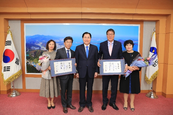 완도군은 지난 7일 5급 사무관 승진자 2명에게 교지형 임용장을 수여했다./사진=완도군