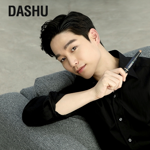 다슈 맨즈 남성전용 쉐딩스틱 출시… “신개념 그루밍 루틴, 일명 성형스틱”