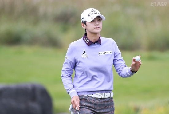 박성현이 버디 성공 후 갤러리들에게 인사하고 있다. 사진=KLPGA 제공