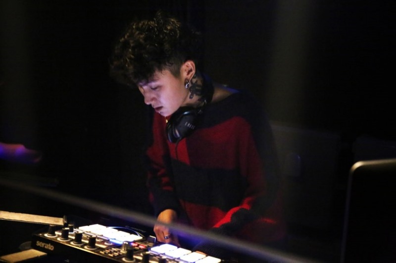 작은 소녀의 ‘손날개짓', 전 세계의 디제잉 나비효과를 일으키다