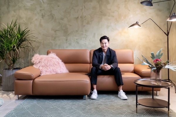 사진=자코모/에싸 일산점 '자코모 소파' 위에서 포즈 취하는 이서진