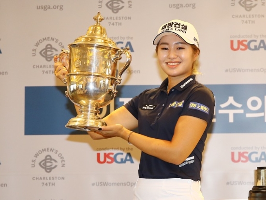 지난달 US여자오픈 우승컵을 들고 금의환향한 이정은. 사진=USGA 제공 