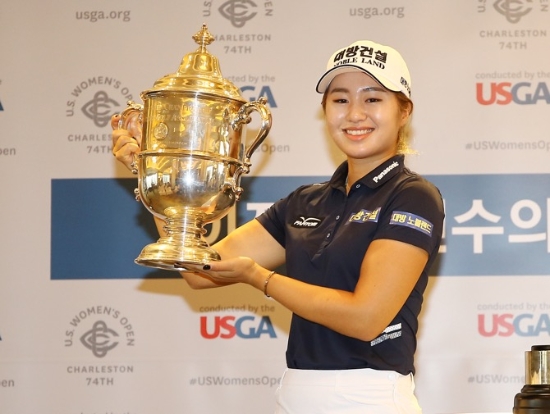 지난달 US여자오픈 우승컵을 들고 금의환향한 이정은. 사진=USGA 제공