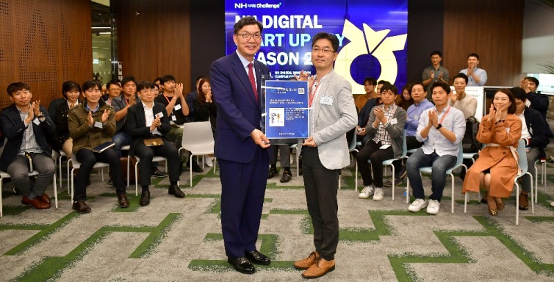 이대훈 은행장(사진 왼쪽)이 서울 서초구 소재 NH디지털혁신캠퍼스에서「NH디지털Challenge+ 2기」입주기업 대표에게 입주 현판을 전달하며 기념촬영을 하고 있다.