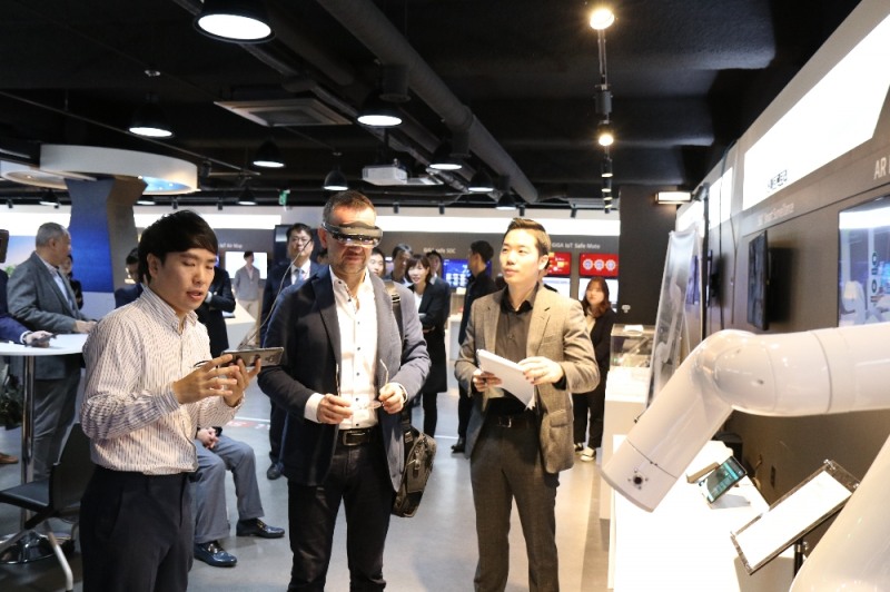 8일 필리핀 통신사 SMART(PLDT 자회사) CTO인 요아킴 혼(Joachim Horn, 왼쪽에서 2번째)이 KT ‘퓨처인(FUTURE-IN)’을 방문하여 5G 솔루션을 체험하고 있다.