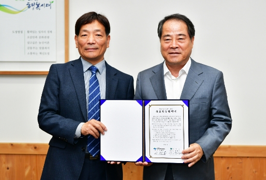 최형식 담양군수와 이재동 국립공원공단 무등산생태탐방원장이 업무협약을 체결했다./사진=담양군