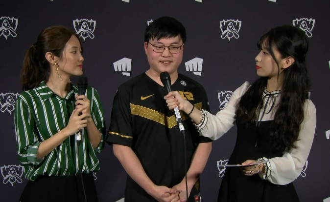 로얄 네버 기브업의 원거리 딜러 'Uzi' 지안지하오(가운데, 사진=생중계 화면 캡처).