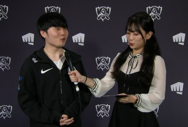 방송 인터뷰에 임하고 있는 인빅터스 게이밍의 미드 라이너 '루키' 송의진(사진=생중계 화면 캡처).