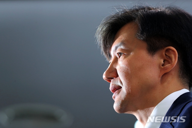 (사진=뉴시스) 조국 법무부 장관이 14일 오전 과천 정부종합청사 법무부 브리핑실에서 '직접수사 축소 등 검찰개혁 방안 브리핑'을 열고 개정안을 발표하고 있다.