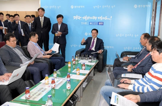 이용섭 광주광역시장은 14일 시청 5층 기자실에서 '미국 실리콘밸리 방문 관련 차담회'를 개최하고 세계적인 연구기관 등과의 기술협력, 공동연구, 에너지인공지능연구소 설립 합의 등의 성과와 향후 계획에 대해 설명했다./사진=광주광역시