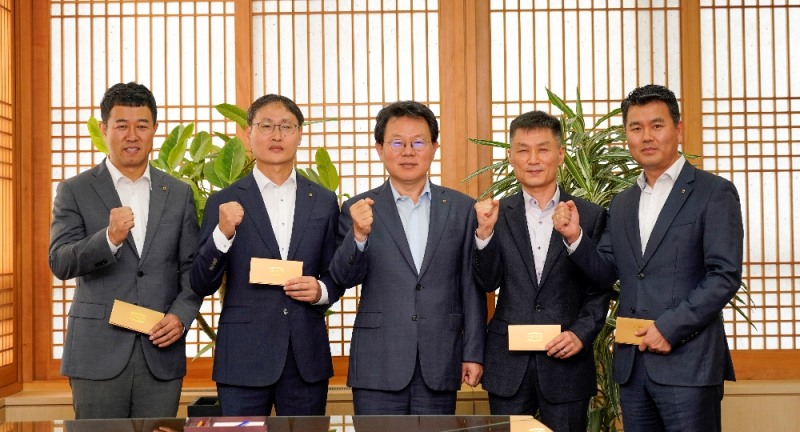 14일 중구 농협금융 본사에서 열린 '제6회 리스크관리 우수사례 시상식' 에서 농협금융 김광수 회장(가운데)과 수상자들이 기념촬영을 하고 있다.