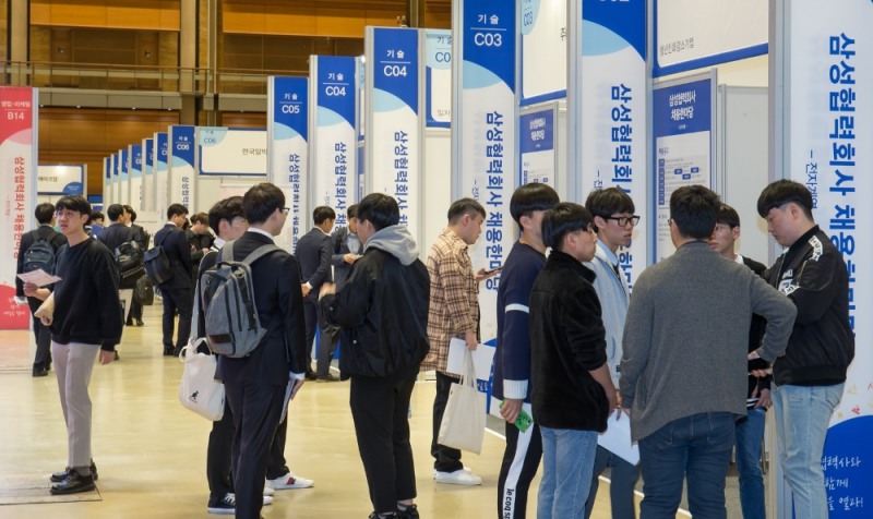 10월 15일 서울 코엑스에서 열린 '2019 삼성 협력회사 채용 한마당'을 찾은 구직자들이 기업들의 부스를 둘러보고 있다.