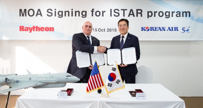이수근 대한항공 기술부문 부사장(오른쪽)과 로이 아즈베도 레이시온 우주 항공부분 사장(왼쪽)이 협약 체결 후 기념촬영을 하고있다.