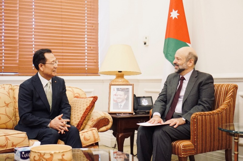 김종갑 한전 사장(좌측)과 오마르 알 라자즈 요르단 총리(우측)