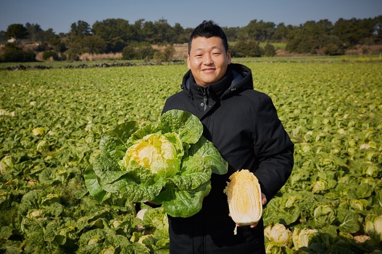 조원일 CJ프레시웨이 농산팀 부장이 오렌지배추를 들고 있는 모습