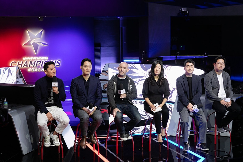 다수의 라이엇 관계자들의 취재진과의 질의응답에 응하고 있다. 왼쪽부터 오진호 라이엇게임즈 글로벌 퍼블리싱 총괄, 박준규 라이엇코리아 대표, 라이엇게임즈 '룬테라오브레전드' 데이브 거스틴 총괄 디자이너, 통역사, 이진형 라이엇코리아 'LoL' 총괄, 양세현 라이엇코리아 퍼블리싱 총괄,