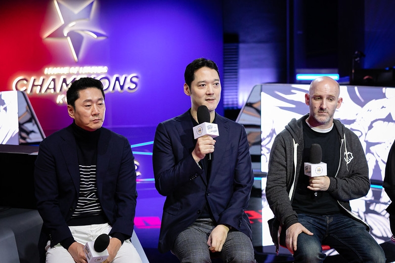 박준규 라이엇코리아 대표가 취재진의 질문에 답하고 있다.