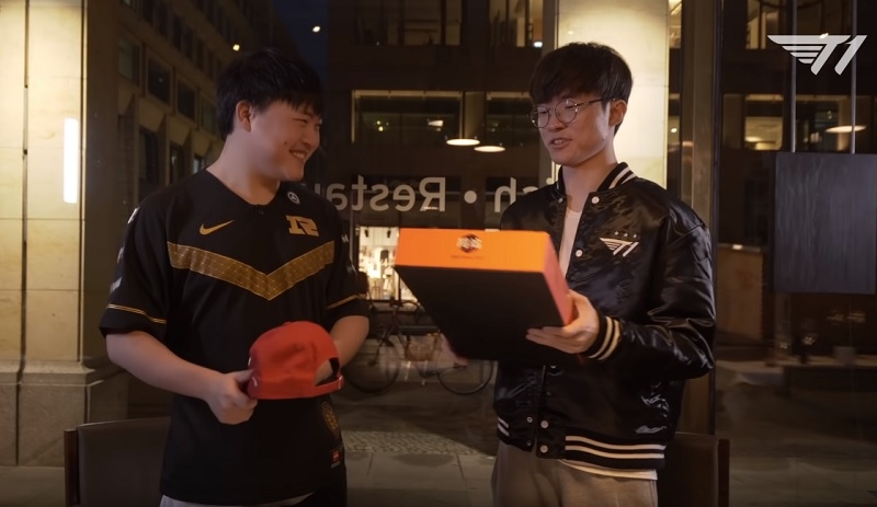 SK텔레콤 T1 '페이커' 이상혁(오른쪽)과 로얄 네버 기브업 'Uzi' 지안지하오가 롤드컵 경기를 치르기 전에 만나 특별한 시간을 가졌다(사진=T1 유튜브 발췌).